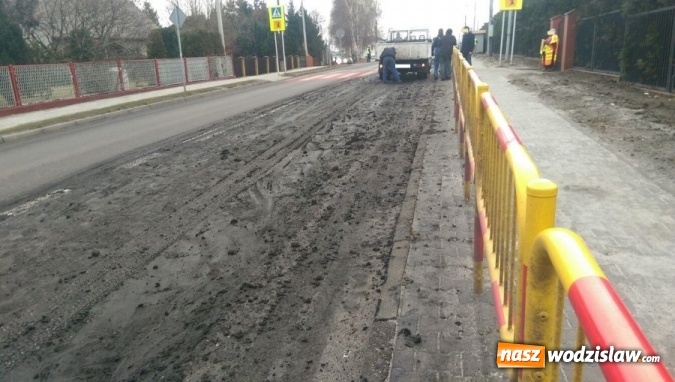 Zdjęcie w galerii na portalu naszwodzislaw.com: Ponad 3 godziny trwały utrudnienia na Jastrzębskiej. Z ciężarówki wysypał się ładunek, dodatkowo doszło tam do kolizji 4 pojazdów  wiadomości z regionu