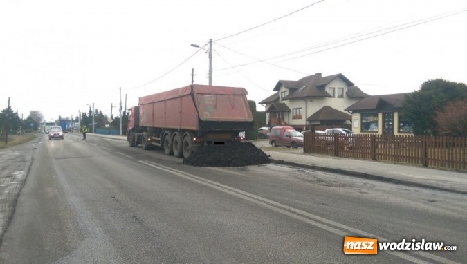 Zdjęcie w galerii na portalu naszwodzislaw.com: Ponad 3 godziny trwały utrudnienia na Jastrzębskiej. Z ciężarówki wysypał się ładunek, dodatkowo doszło tam do kolizji 4 pojazdów  wiadomości z regionu