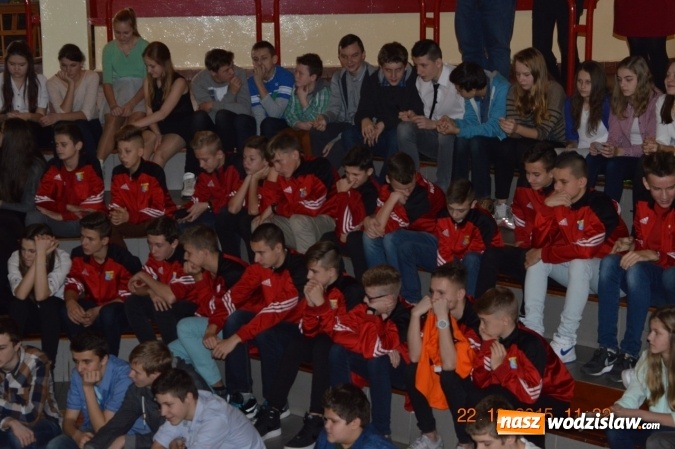 Zdjęcie w galerii na portalu naszwodzislaw.com: Kamil Wilczek - czołowy polski piłkarz grający we włoskiej serie A – CARPI FC 1909 odwiedził Gimnazjum numer 3  wiadomości z regionu