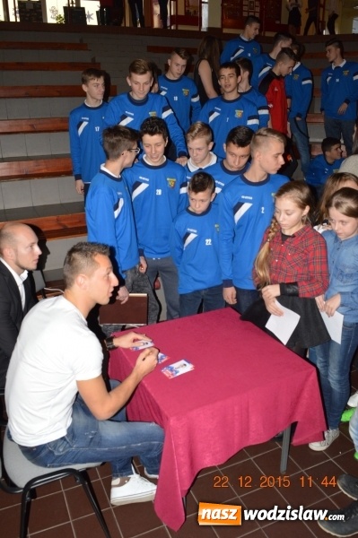 Zdjęcie w galerii na portalu naszwodzislaw.com: Kamil Wilczek - czołowy polski piłkarz grający we włoskiej serie A – CARPI FC 1909 odwiedził Gimnazjum numer 3  wiadomości z regionu