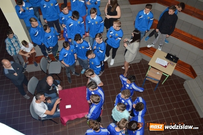 Zdjęcie w galerii na portalu naszwodzislaw.com: Kamil Wilczek - czołowy polski piłkarz grający we włoskiej serie A – CARPI FC 1909 odwiedził Gimnazjum numer 3  wiadomości z regionu