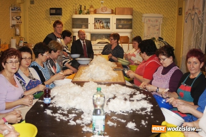 Zdjęcie w galerii na portalu naszwodzislaw.com: KGW w Gogołowej zorganizowało tradycyjne skubanie pierza w Izbie Regionalnej wiadomości z regionu