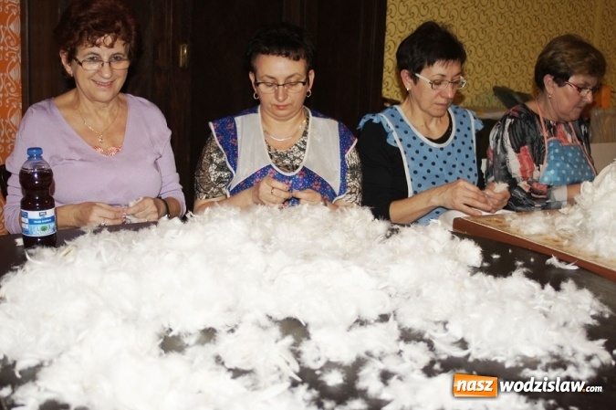 Zdjęcie w galerii na portalu naszwodzislaw.com: KGW w Gogołowej zorganizowało tradycyjne skubanie pierza w Izbie Regionalnej wiadomości z regionu