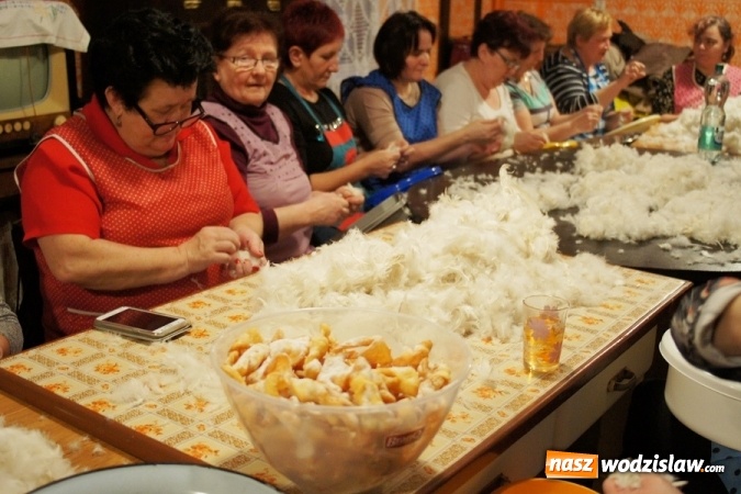 Zdjęcie w galerii na portalu naszwodzislaw.com: KGW w Gogołowej zorganizowało tradycyjne skubanie pierza w Izbie Regionalnej wiadomości z regionu