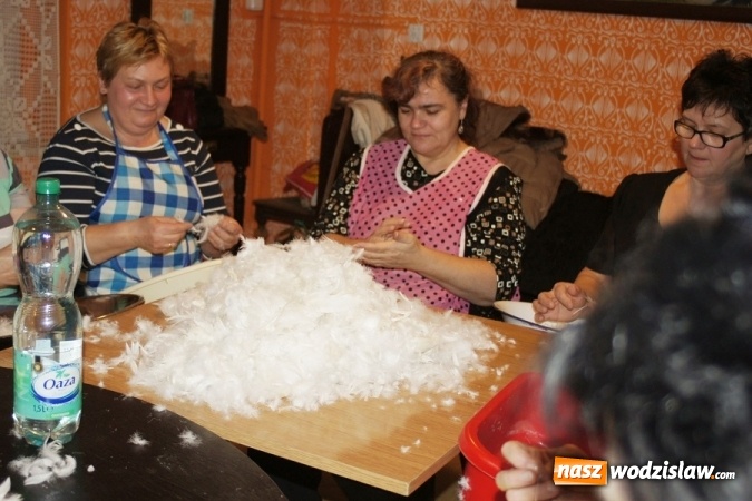 Zdjęcie w galerii na portalu naszwodzislaw.com: KGW w Gogołowej zorganizowało tradycyjne skubanie pierza w Izbie Regionalnej wiadomości z regionu