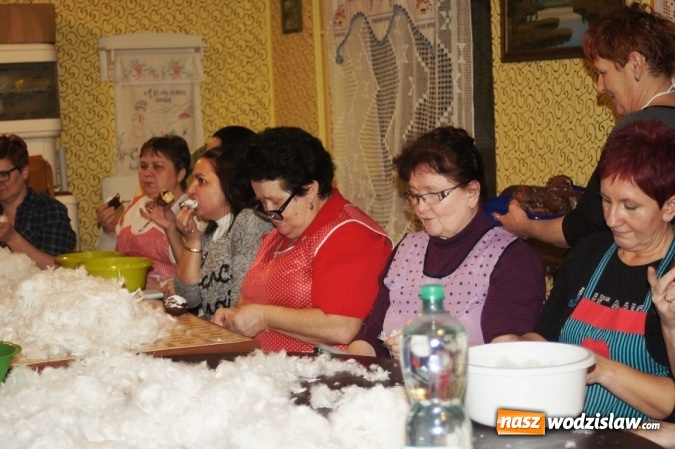 Zdjęcie w galerii na portalu naszwodzislaw.com: KGW w Gogołowej zorganizowało tradycyjne skubanie pierza w Izbie Regionalnej wiadomości z regionu