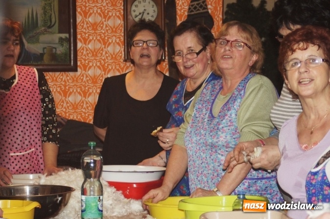 Zdjęcie w galerii na portalu naszwodzislaw.com: KGW w Gogołowej zorganizowało tradycyjne skubanie pierza w Izbie Regionalnej wiadomości z regionu