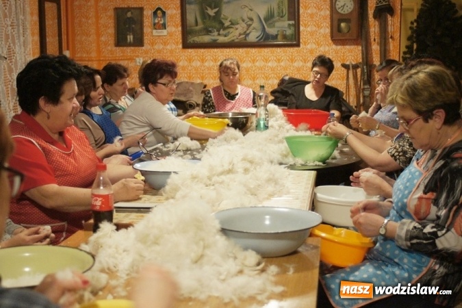 Zdjęcie w galerii na portalu naszwodzislaw.com: KGW w Gogołowej zorganizowało tradycyjne skubanie pierza w Izbie Regionalnej wiadomości z regionu