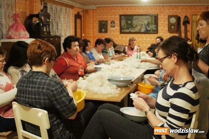 Zdjęcie w galerii na portalu naszwodzislaw.com: KGW w Gogołowej zorganizowało tradycyjne skubanie pierza w Izbie Regionalnej wiadomości z regionu