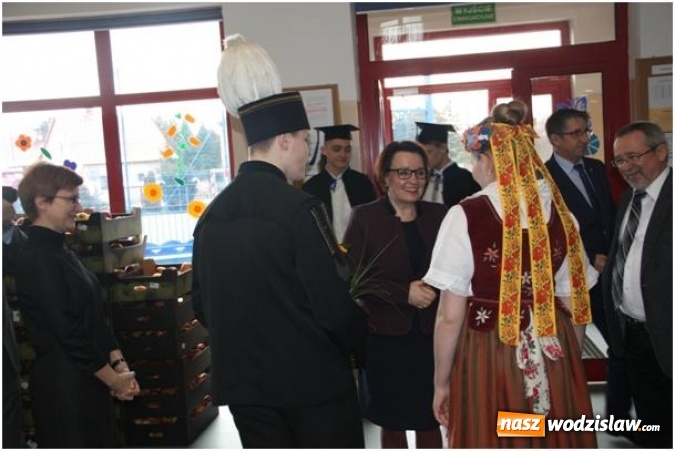 Zdjęcie w galerii na portalu naszwodzislaw.com: Minister Edukacji Narodowej zawitała do gołkowickiego Gimnazjum  wiadomości z regionu