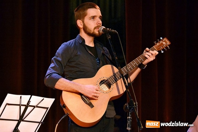 Zdjęcie w galerii na portalu naszwodzislaw.com: Młodzi artyści zmierzyli się z tw&oacute;rczością zespołu 