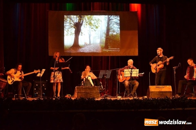 Zdjęcie w galerii na portalu naszwodzislaw.com: Młodzi artyści zmierzyli się z tw&oacute;rczością zespołu 