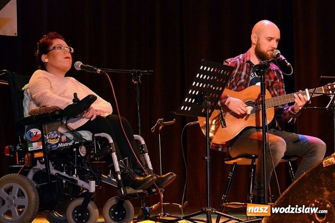 Zdjęcie w galerii na portalu naszwodzislaw.com: Młodzi artyści zmierzyli się z tw&oacute;rczością zespołu 