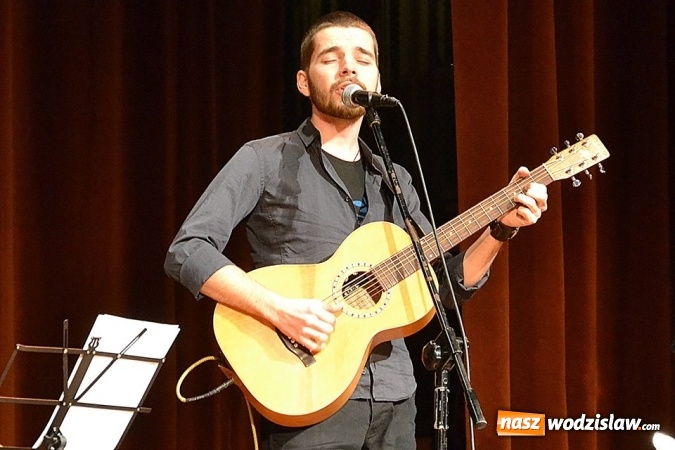 Zdjęcie w galerii na portalu naszwodzislaw.com: Młodzi artyści zmierzyli się z tw&oacute;rczością zespołu 