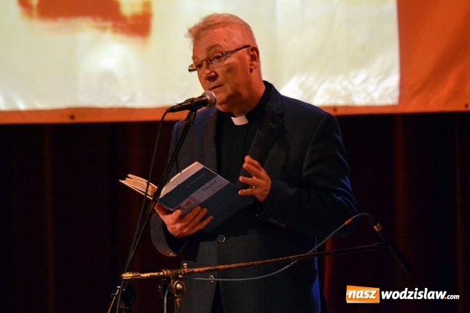 Zdjęcie w galerii na portalu naszwodzislaw.com: Młodzi artyści zmierzyli się z tw&oacute;rczością zespołu 