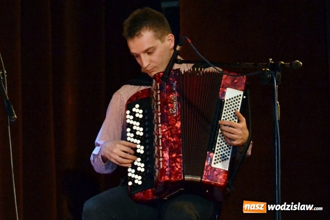 Zdjęcie w galerii na portalu naszwodzislaw.com: Młodzi artyści zmierzyli się z tw&oacute;rczością zespołu 