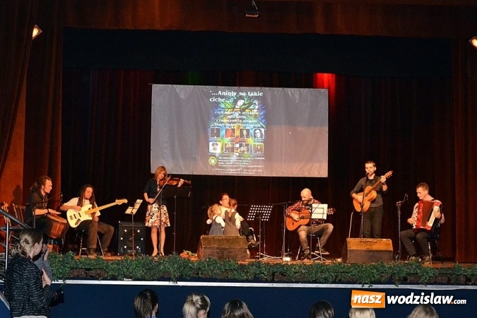 Zdjęcie w galerii na portalu naszwodzislaw.com: Młodzi artyści zmierzyli się z tw&oacute;rczością zespołu 