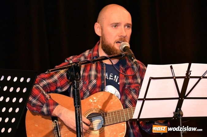 Zdjęcie w galerii na portalu naszwodzislaw.com: Młodzi artyści zmierzyli się z tw&oacute;rczością zespołu 