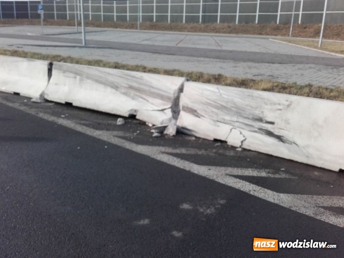 Zdjęcie w galerii na portalu naszwodzislaw.com: Wodzisławscy strażacy minionego weekendu mieli pełne ręce roboty. Doszło do wypadku na A1 oraz zderzenia pojazdów w Mszanie wiadomości z regionu