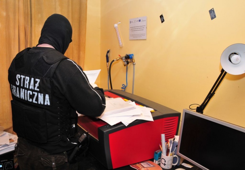 Zdjęcie w galerii na portalu naszwodzislaw.com: Straż Graniczna rozbiła gang fałszerzy wiadomości z regionu