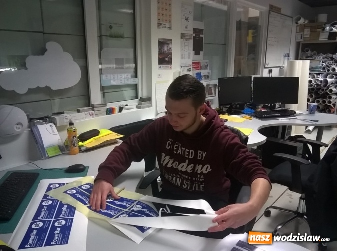 Zdjęcie w galerii na portalu naszwodzislaw.com: Uczniowie Zespół Szkół Technicznych w Wodzisławiu Śląskim pomagają bezrobotnym  wiadomości z regionu