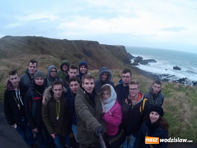 Zdjęcie w galerii na portalu naszwodzislaw.com: Uczniowie Zespół Szkół Technicznych w Wodzisławiu Śląskim pomagają bezrobotnym  wiadomości z regionu