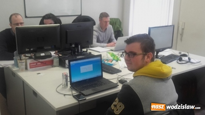 Zdjęcie w galerii na portalu naszwodzislaw.com: Uczniowie Zespół Szkół Technicznych w Wodzisławiu Śląskim pomagają bezrobotnym  wiadomości z regionu