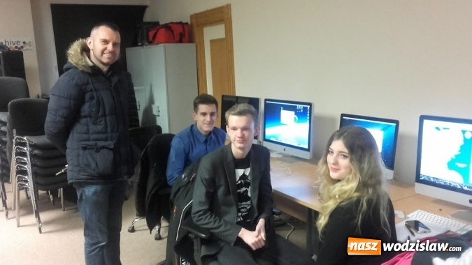 Zdjęcie w galerii na portalu naszwodzislaw.com: Uczniowie Zespół Szkół Technicznych w Wodzisławiu Śląskim pomagają bezrobotnym  wiadomości z regionu