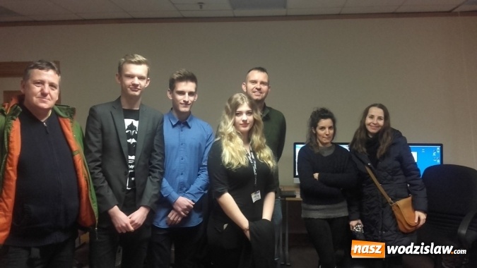 Zdjęcie w galerii na portalu naszwodzislaw.com: Uczniowie Zespół Szkół Technicznych w Wodzisławiu Śląskim pomagają bezrobotnym  wiadomości z regionu