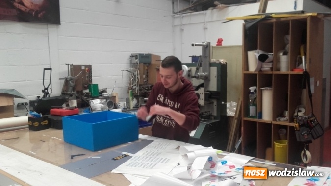 Zdjęcie w galerii na portalu naszwodzislaw.com: Uczniowie Zespół Szkół Technicznych w Wodzisławiu Śląskim pomagają bezrobotnym  wiadomości z regionu