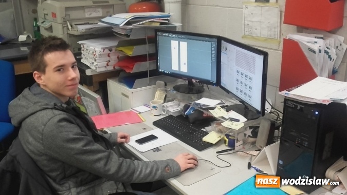 Zdjęcie w galerii na portalu naszwodzislaw.com: Uczniowie Zespół Szkół Technicznych w Wodzisławiu Śląskim pomagają bezrobotnym  wiadomości z regionu