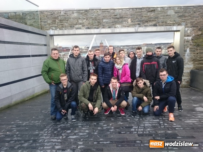 Zdjęcie w galerii na portalu naszwodzislaw.com: Uczniowie Zespół Szkół Technicznych w Wodzisławiu Śląskim pomagają bezrobotnym  wiadomości z regionu