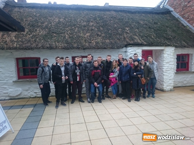 Zdjęcie w galerii na portalu naszwodzislaw.com: Uczniowie Zespół Szkół Technicznych w Wodzisławiu Śląskim pomagają bezrobotnym  wiadomości z regionu