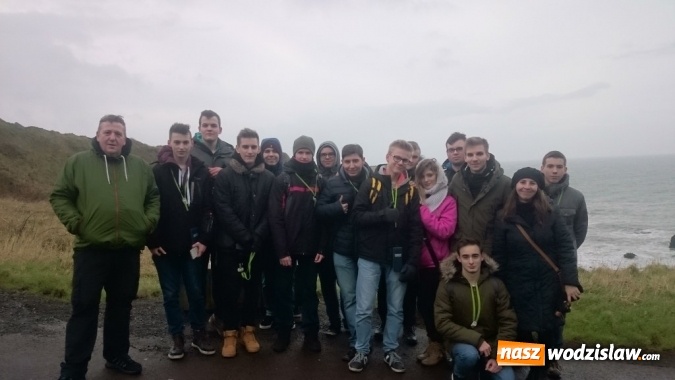 Zdjęcie w galerii na portalu naszwodzislaw.com: Uczniowie Zespół Szkół Technicznych w Wodzisławiu Śląskim pomagają bezrobotnym  wiadomości z regionu