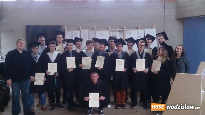 Zdjęcie w galerii na portalu naszwodzislaw.com: Uczniowie Zespół Szkół Technicznych w Wodzisławiu Śląskim pomagają bezrobotnym  wiadomości z regionu