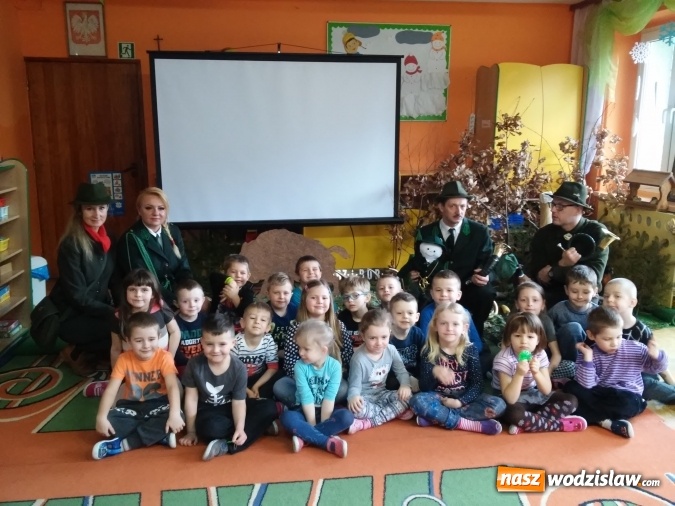 Zdjęcie w galerii na portalu naszwodzislaw.com: Lekcja przyrody w pszowskim przedszkolu numer 1  wiadomości z regionu