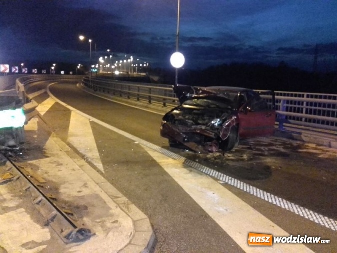 Zdjęcie w galerii na portalu naszwodzislaw.com: Wypadek na węźle autostradowym. Osobówka uderzyła w bariery ochronne  wiadomości z regionu