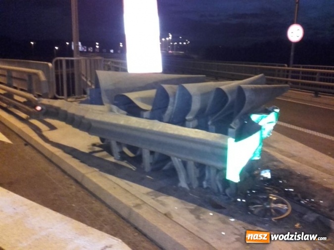 Zdjęcie w galerii na portalu naszwodzislaw.com: Wypadek na węźle autostradowym. Osobówka uderzyła w bariery ochronne  wiadomości z regionu