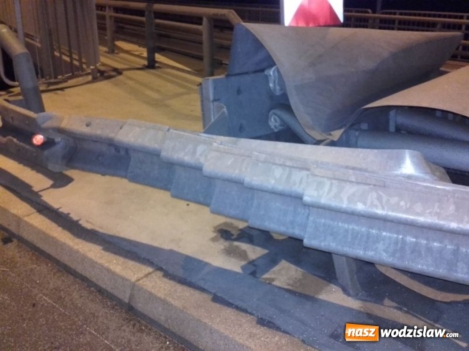 Zdjęcie w galerii na portalu naszwodzislaw.com: Wypadek na węźle autostradowym. Osobówka uderzyła w bariery ochronne  wiadomości z regionu