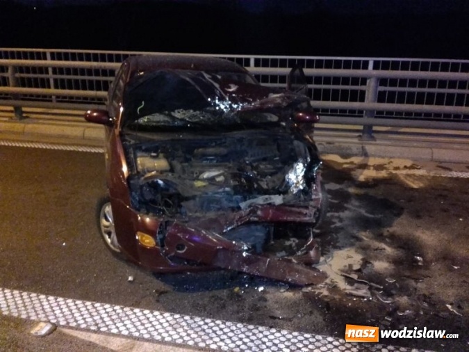 Zdjęcie w galerii na portalu naszwodzislaw.com: Wypadek na węźle autostradowym. Osobówka uderzyła w bariery ochronne  wiadomości z regionu