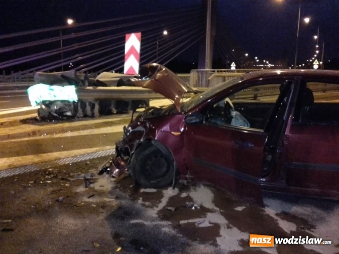 Zdjęcie w galerii na portalu naszwodzislaw.com: Wypadek na węźle autostradowym. Osobówka uderzyła w bariery ochronne  wiadomości z regionu
