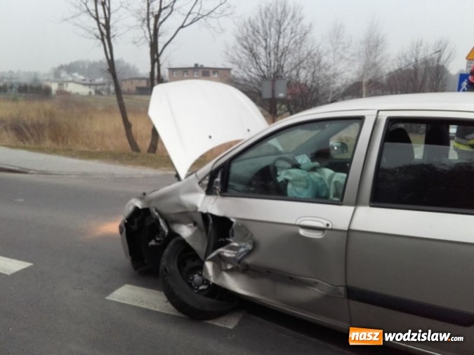 Zdjęcie w galerii na portalu naszwodzislaw.com: Skrzysz&oacute;w: Kierowca zasnął za kierownicą. O mało nie doszło do zderzenia czołowego wiadomości z regionu