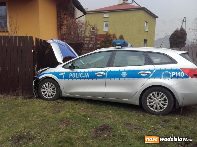 Zdjęcie w galerii na portalu naszwodzislaw.com: Rydułtowy: Radiow&oacute;z uderzył w ogrodzenie wiadomości z regionu