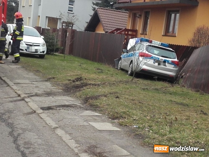 Zdjęcie w galerii na portalu naszwodzislaw.com: Rydułtowy: Radiow&oacute;z uderzył w ogrodzenie wiadomości z regionu