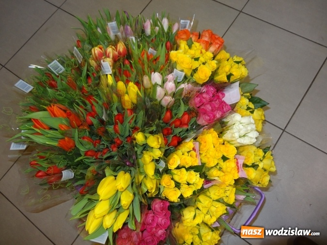Zdjęcie w galerii na portalu naszwodzislaw.com: Na Dzień Kobiet rozdawali kwiaty  wiadomości z regionu