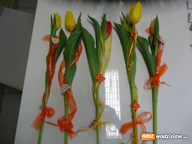 Zdjęcie w galerii na portalu naszwodzislaw.com: Na Dzień Kobiet rozdawali kwiaty  wiadomości z regionu