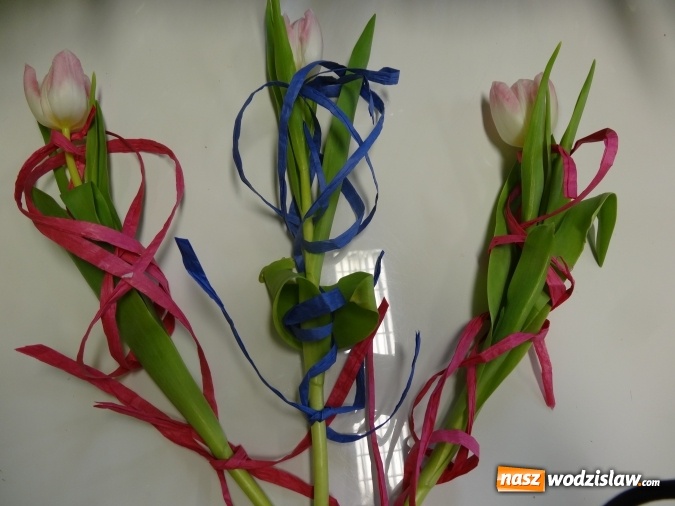 Zdjęcie w galerii na portalu naszwodzislaw.com: Na Dzień Kobiet rozdawali kwiaty  wiadomości z regionu