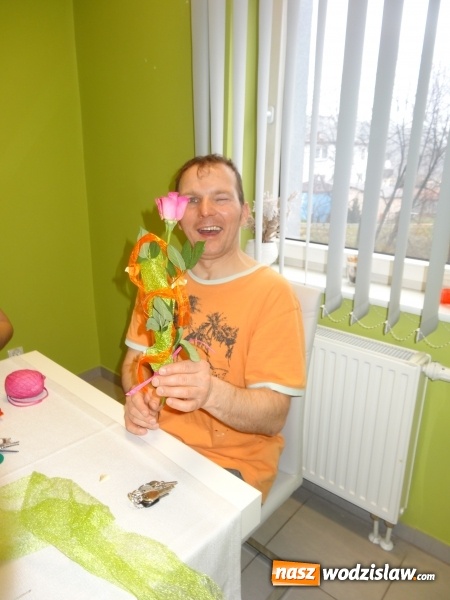 Zdjęcie w galerii na portalu naszwodzislaw.com: Na Dzień Kobiet rozdawali kwiaty  wiadomości z regionu