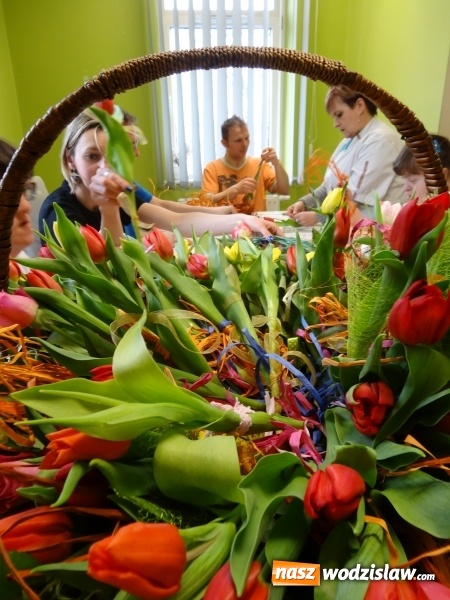 Zdjęcie w galerii na portalu naszwodzislaw.com: Na Dzień Kobiet rozdawali kwiaty  wiadomości z regionu