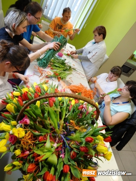 Zdjęcie w galerii na portalu naszwodzislaw.com: Na Dzień Kobiet rozdawali kwiaty  wiadomości z regionu
